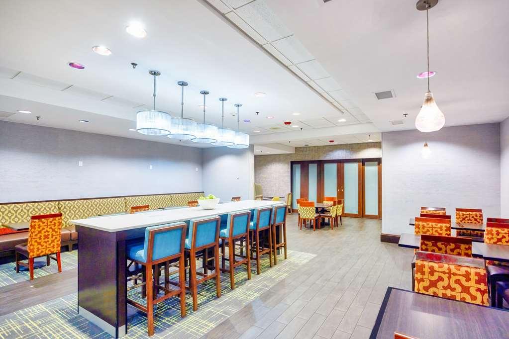 Hampton Inn Хейвірхілл Ресторан фото