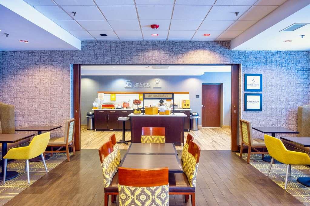 Hampton Inn Хейвірхілл Ресторан фото