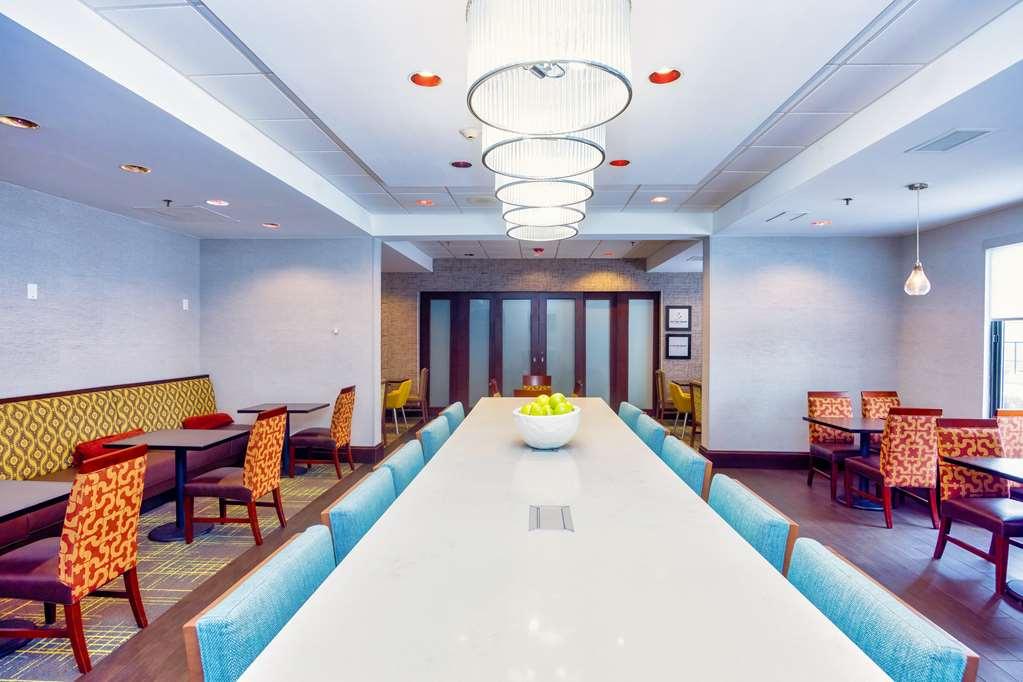 Hampton Inn Хейвірхілл Ресторан фото
